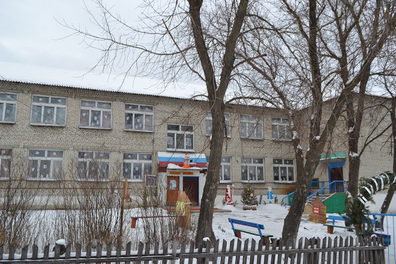 Здание школы зимой.